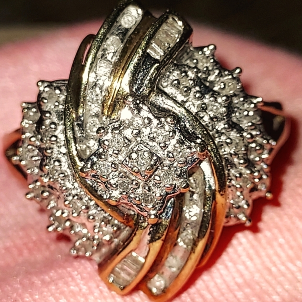 Vintage 10kt yellow diamond ring yellow gold set with different shapes and sizes